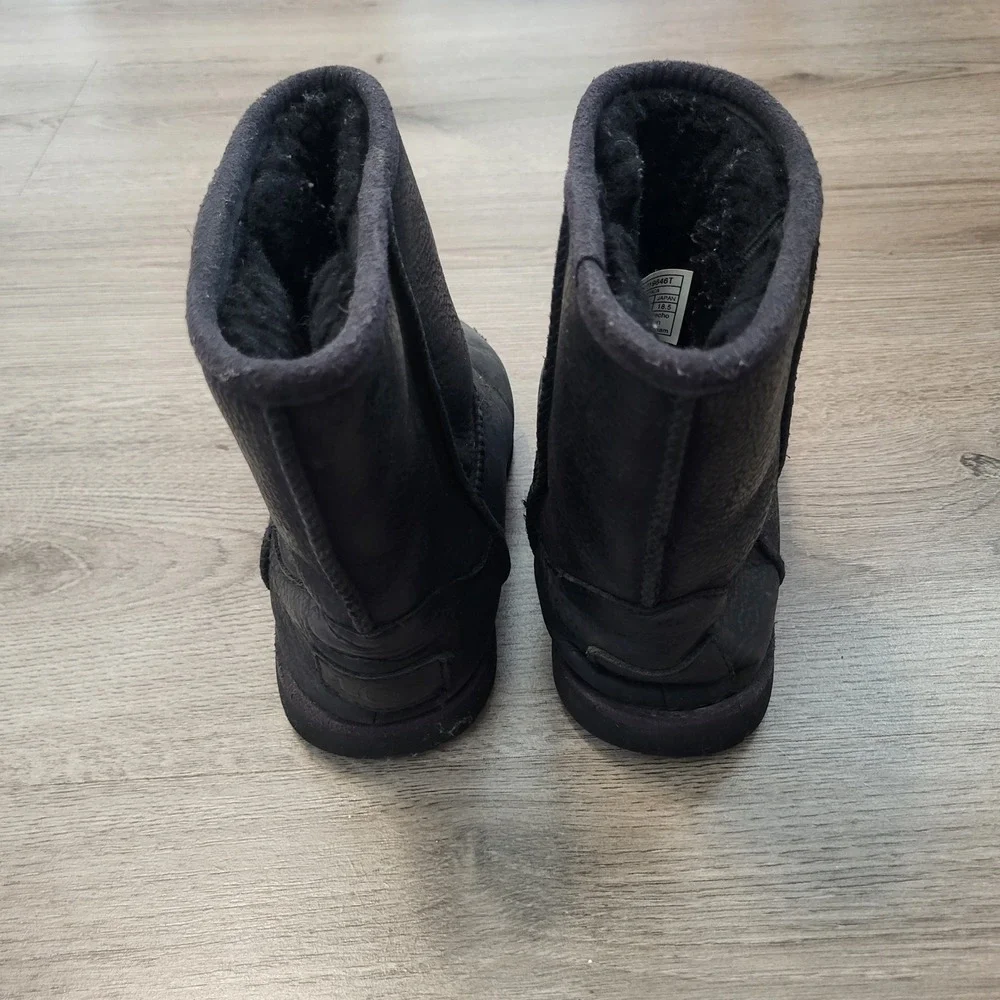 UGG Kids Classic Leather Boots Black Sheepskin Lined Cozy Casual Size 12